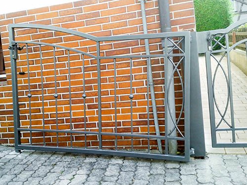 Tore bei ansteigender Einfahrt